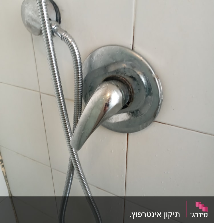 ברז מקלחת עם צינור מתכת גמיש